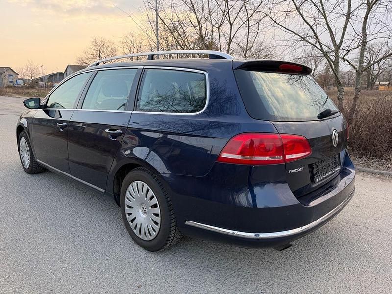 Gebraucht VW Passat Comfortline 122 PS (89 kW) 2012 Blau Limousine
