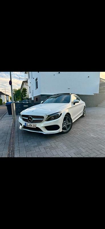 Weiß Gebraucht 2016 Mercedes C200 AMG line Coupé | 25.900 € (Teuer) - Bild 1/4