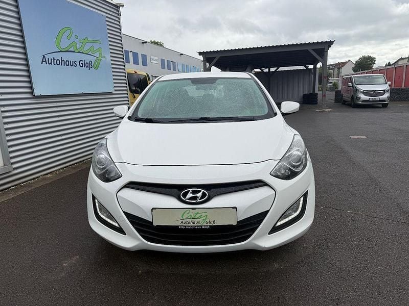 Weiß Gebraucht 2013 Hyundai i30 Classic Limousine | 4.970 € (Guter Preis) - Bild 1/4