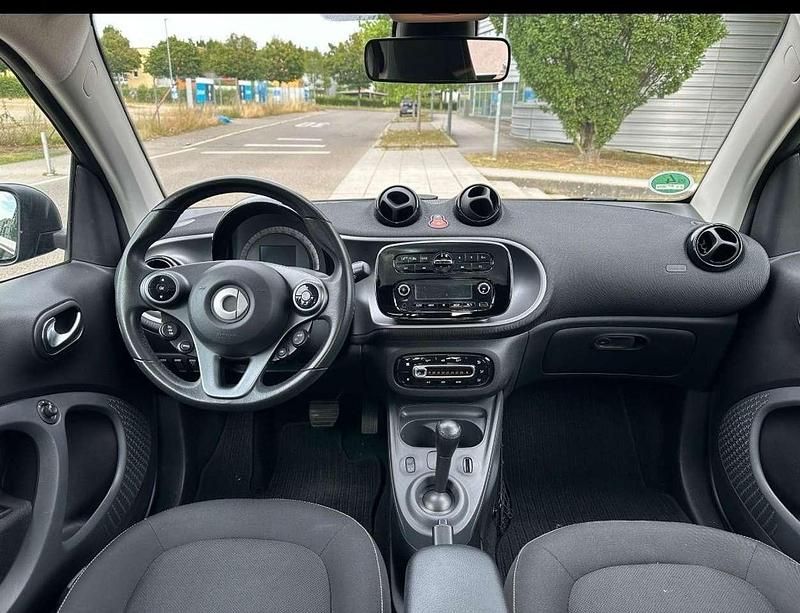 Schwarz Gebraucht 2018 Smart ForTwo Coupé Basis Kleinwagen | 13.999 € (Fairer Preis) - Bild 1/4