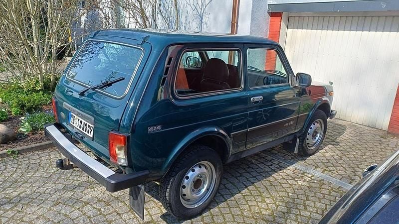 Second-hand Lada niva 83 CP (61 kW) 2010 Verde SUV