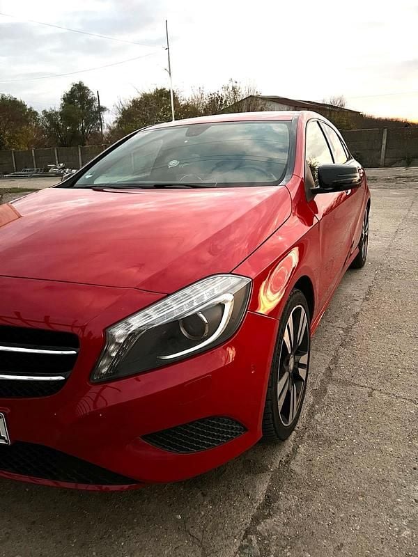 Gebraucht Mercedes A200 Urban 136 PS (100 kW) 2015 Rot Kleinwagen