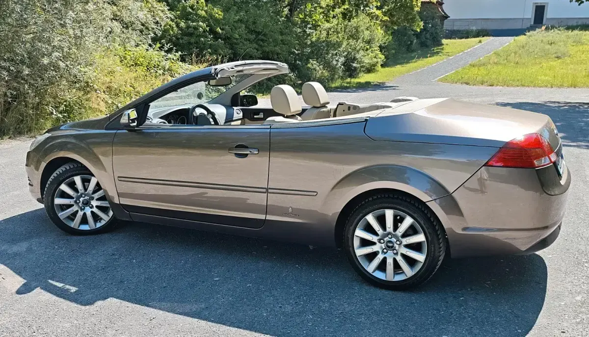 Gebraucht Ford Focus Cabriolet Titanium 136 PS (100 kW) 2008 Braun Cabrio