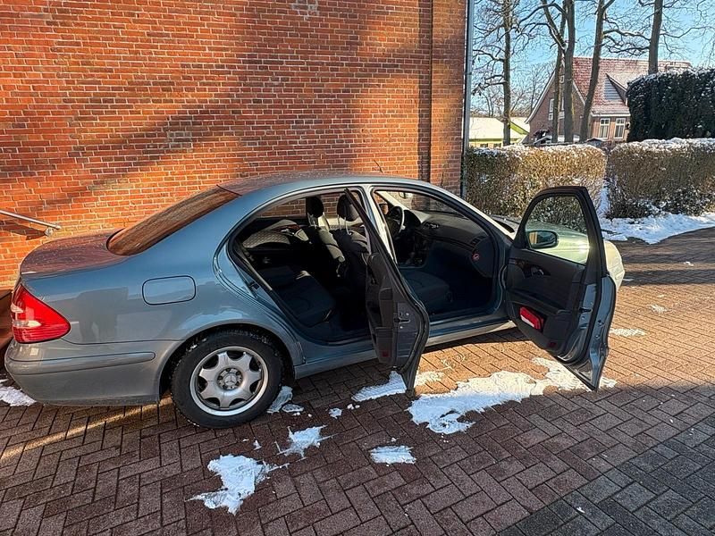 Gebraucht Mercedes E200 163 PS (119 kW) 2004 Blau Limousine