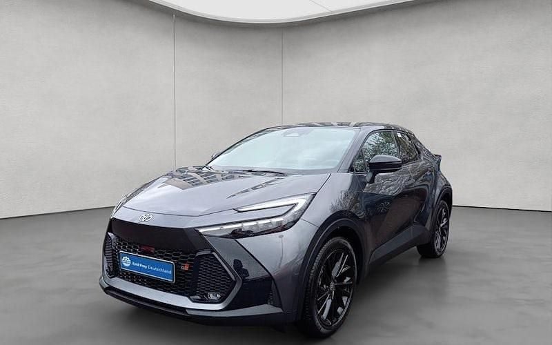 Grau Neu 2025 Toyota C-HR Sport SUV | 38.690 € - Bild 1/4