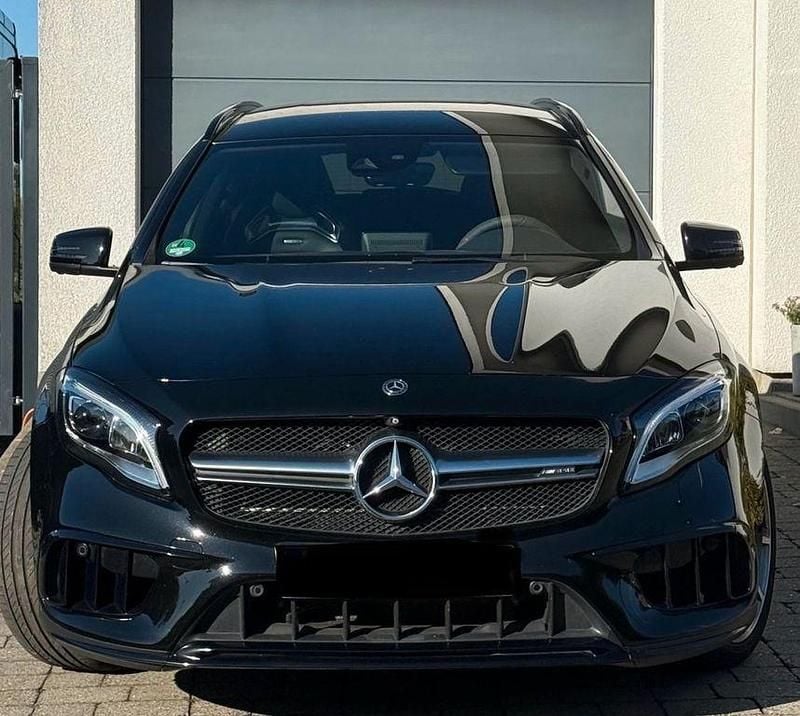 Schwarz Gebraucht 2017 Mercedes GLA45 AMG AMG SUV | 31.999 € (Teuer) - Bild 1/4