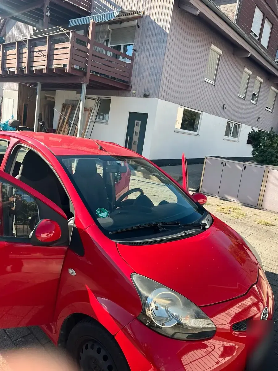 Gebraucht Toyota Aygo 68 PS (50 kW) 2007 Rot Kleinwagen