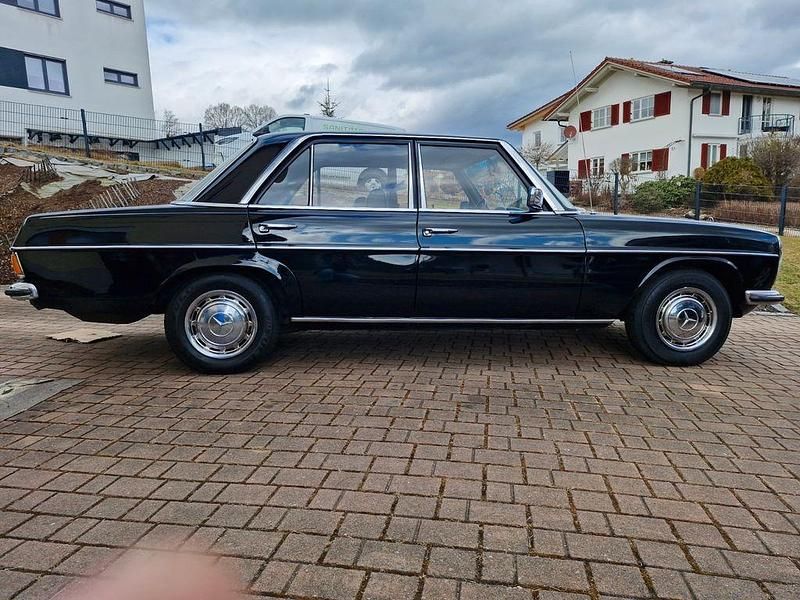 Gebraucht Mercedes 220 63 PS (46 kW) 1976 Schwarz Limousine