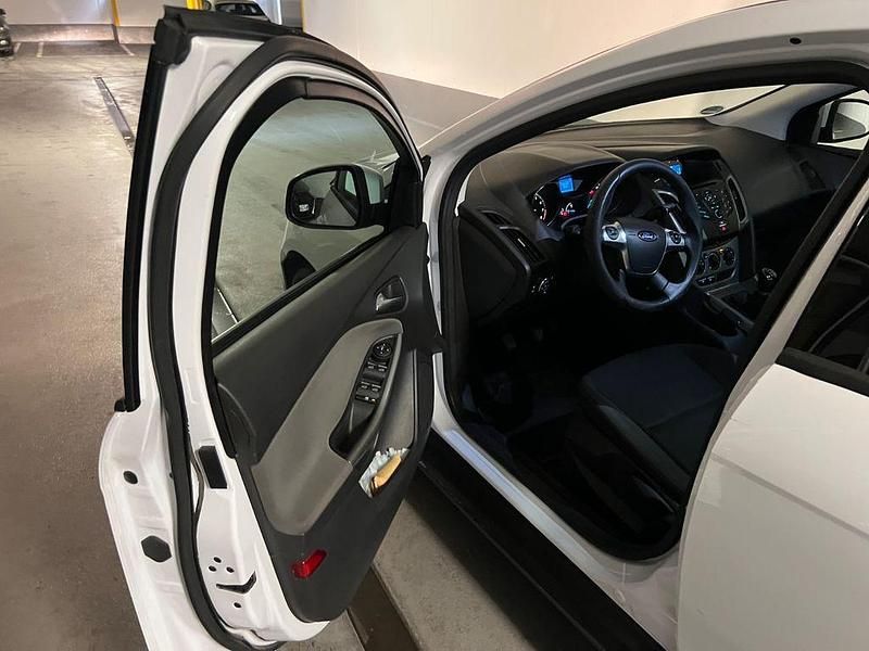 Gebraucht Ford Focus Trend 125 PS (91 kW) 2011 Weiß Limousine