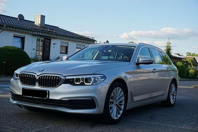Silber Gebraucht 2018 BMW 520 Sport Line Kombi | 21.900 € (Etwas zu teuer) - Bild 1/4