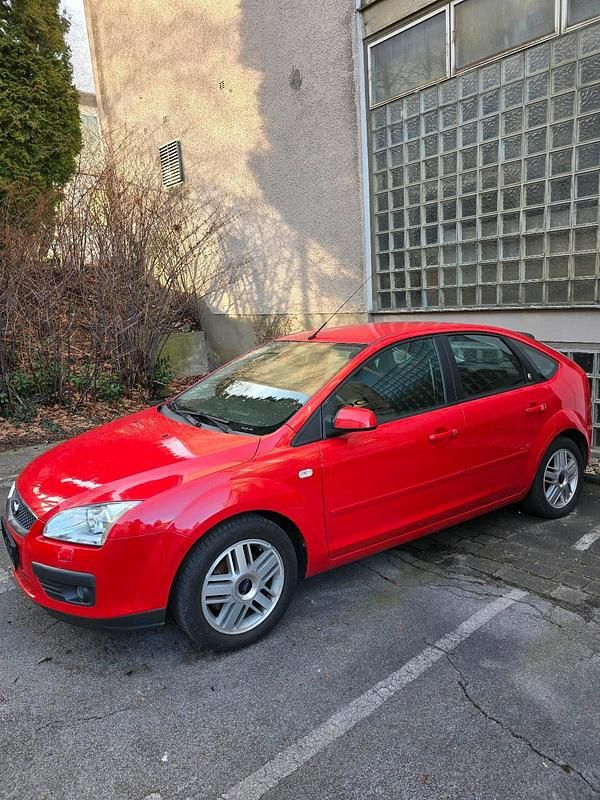 Gebraucht Ford Focus Ghia 116 PS (85 kW) 2005 Rot Limousine