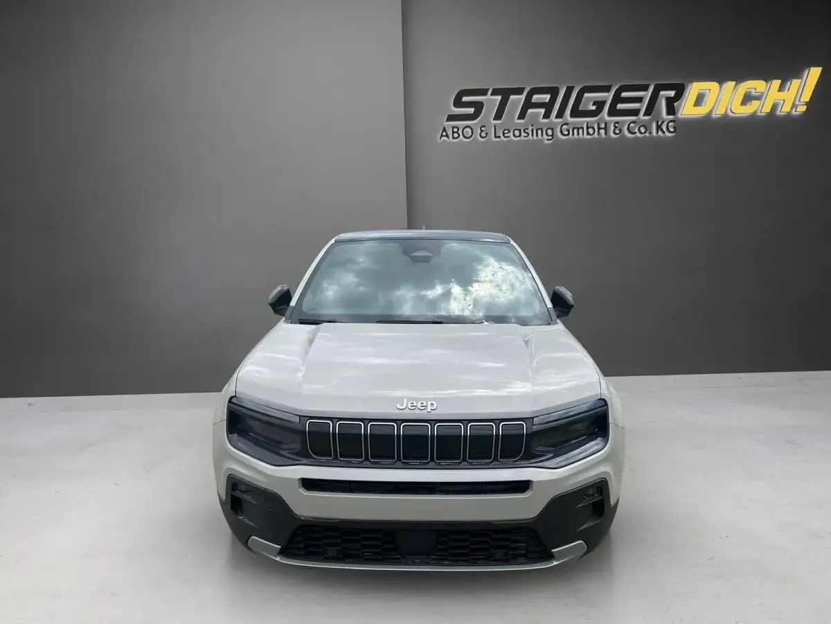 Neu Jeep Avenger Summit 110 PS (80 kW) 2026 Gris stone SUV