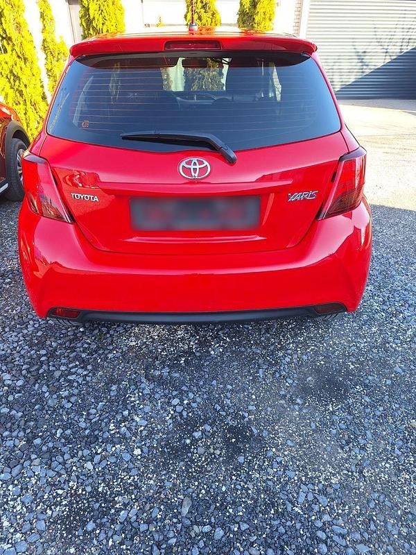 Gebraucht Toyota Yaris Comfort 99 PS (72 kW) 2015 Rot Kleinwagen