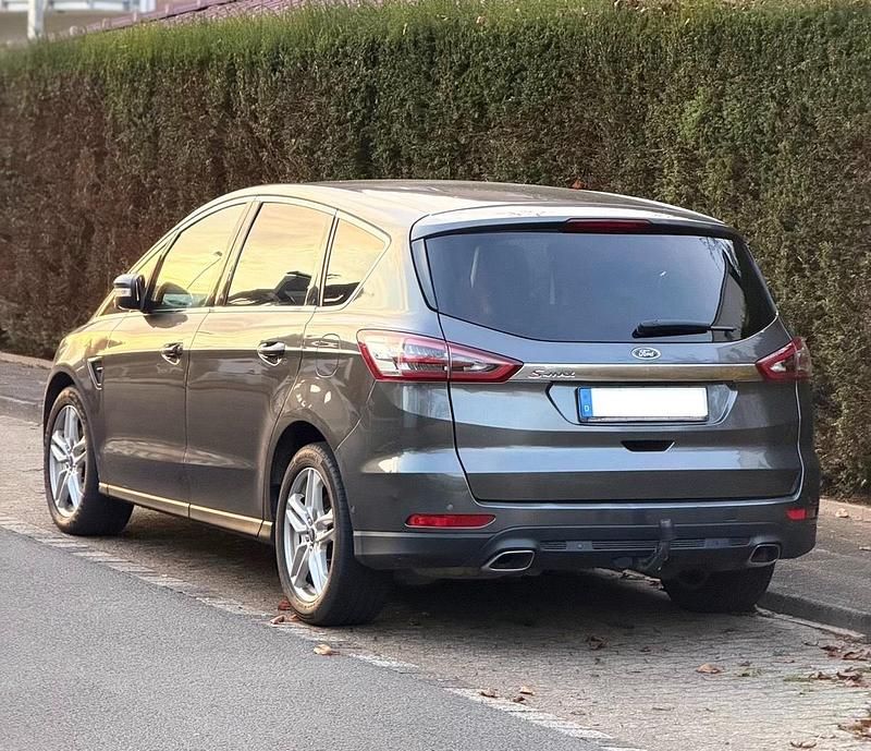 Grau Gebraucht 2017 Ford S-MAX S Van / Kleinbus | 7.900 € (Superpreis) - Bild 1/4
