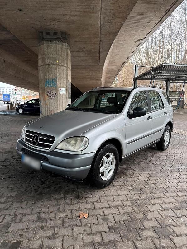 Gebraucht Mercedes ML320 218 PS (160 kW) 2001 Silber SUV