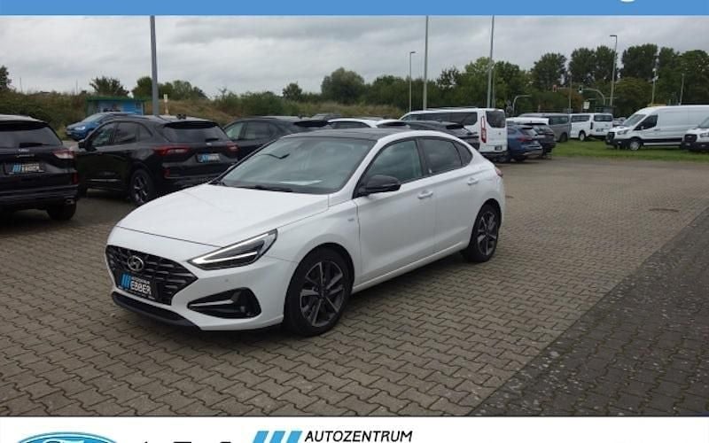 Weiß Gebraucht 2021 Hyundai i30 Edition 30+ Limousine | 19.481 € (Fairer Preis) - Bild 1/4