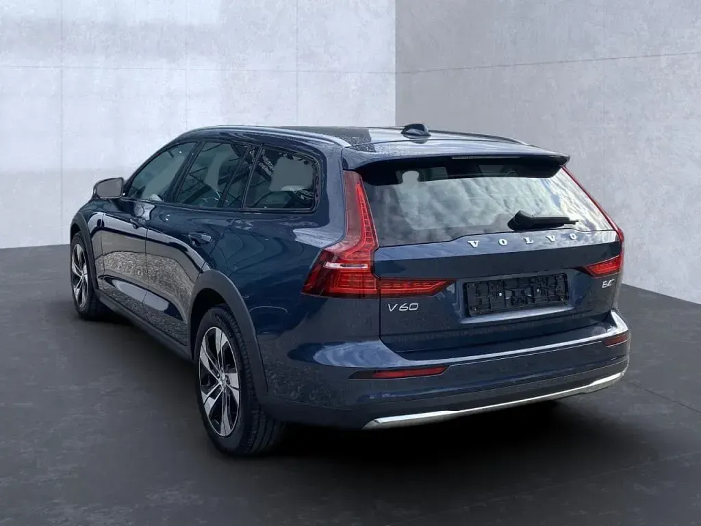 Gebraucht Volvo V60 Plus 197 PS (144 kW) 2023 Denim blue (metallic) Kombi