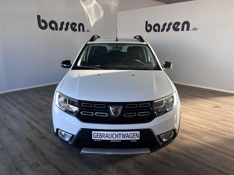 Arktisweiß Gebraucht 2020 Dacia Sandero Celebration Kleinwagen | 11.250 € (Fairer Preis) - Bild 1/4