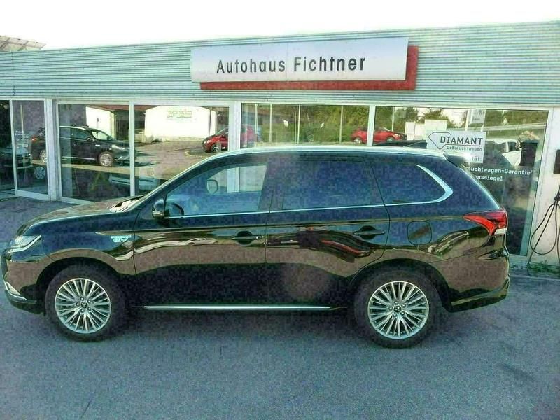 Gebraucht Mitsubishi Outlander P-HEV Intro Edition 135 PS (99 kW) 2019 Rubinschwarz SUV