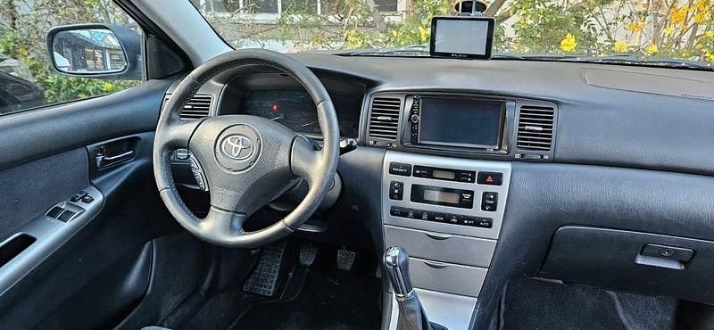 Używany Toyota Corolla Sol 116 KM (85 kW) 2003 Szary Sedan/Limuzyna