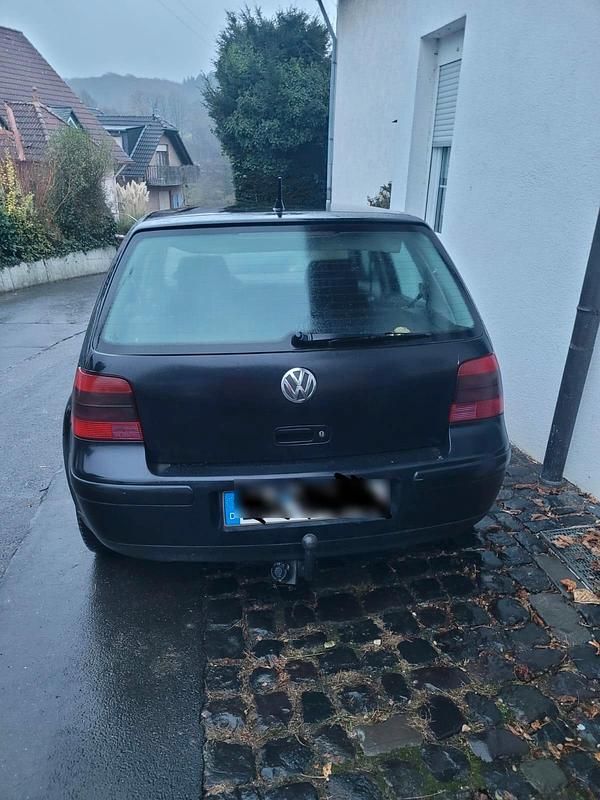 Schwarz Gebraucht 2002 VW Golf IV Kleinwagen | 800 € (Superpreis) - Bild 1/3