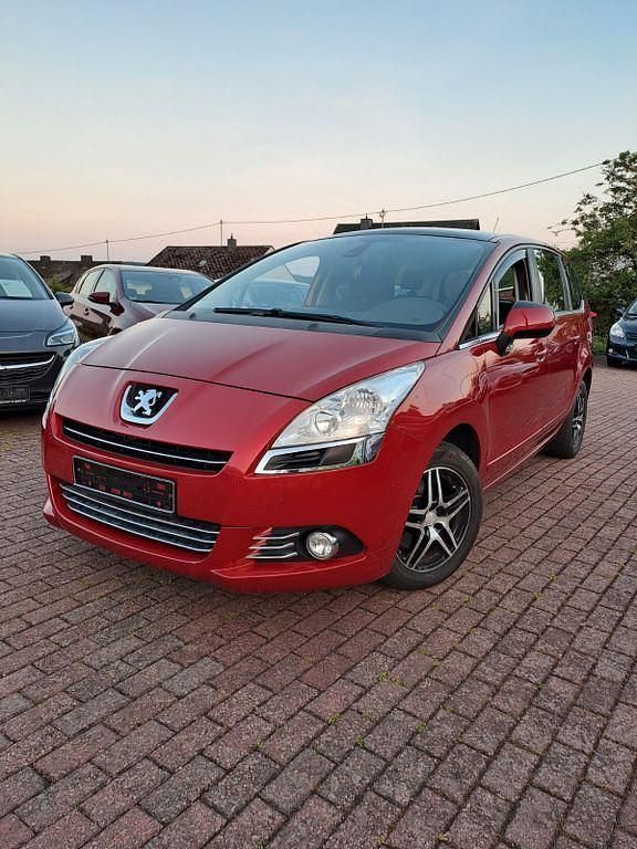 Rot Gebraucht 2010 Peugeot 5008 Premium Van / Kleinbus | 2.900 € (Guter Preis) - Bild 1/4