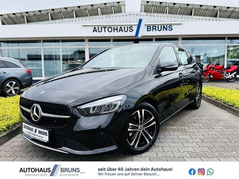 Kosmosschwarz metalliclack Gebraucht 2024 Mercedes B180 Progressive Van / Kleinbus | 33.475 € (Teuer) - Bild 1/4
