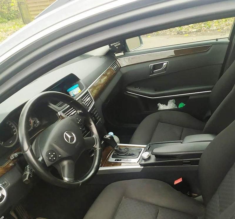 Gebraucht Mercedes E200 136 PS (100 kW) 2011 Grau Kombi