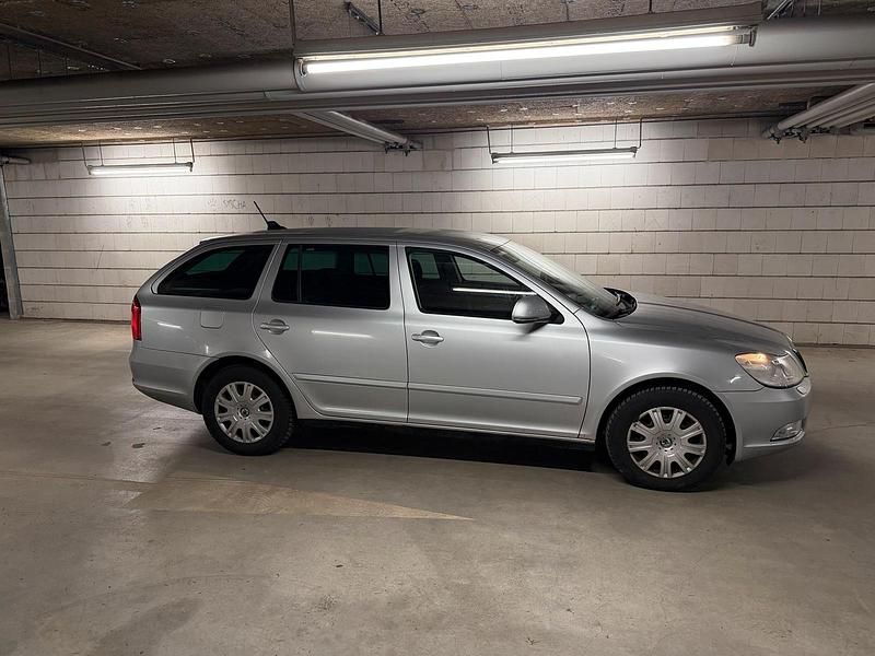 Gebraucht Skoda Octavia 105 PS (77 kW) 2012 Grau Kombi