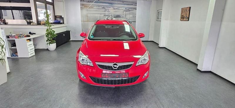 Gebraucht Opel Astra Design Edition 116 PS (85 kW) 2011 Rot Kombi
