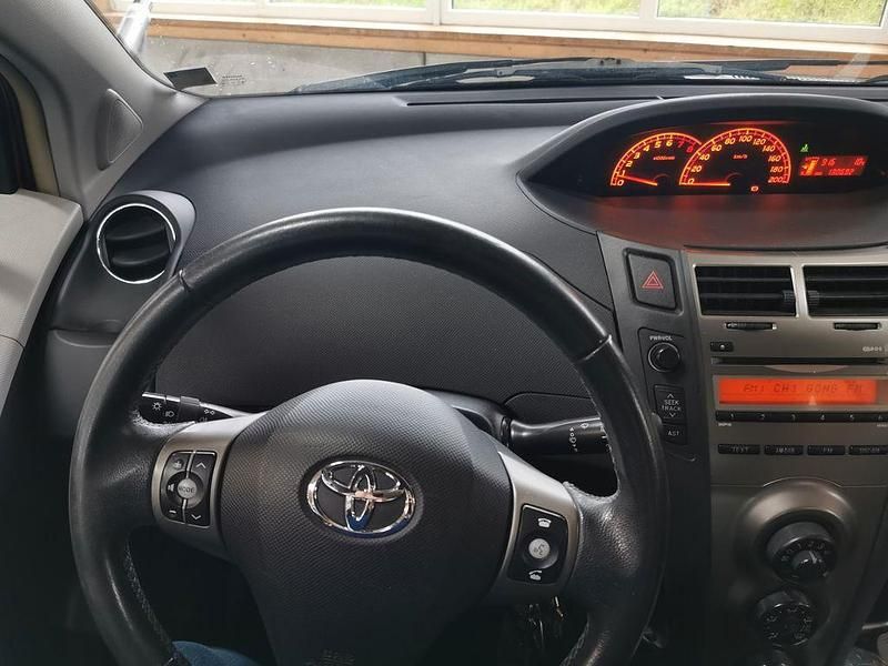 Rot Gebraucht 2011 Toyota Yaris Cool Limousine | 4.000 € (Fairer Preis) - Bild 1/4