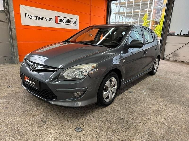Grau Gebraucht 2010 Hyundai i30 Edition Limousine | 2.399 € (Guter Preis) - Bild 1/4
