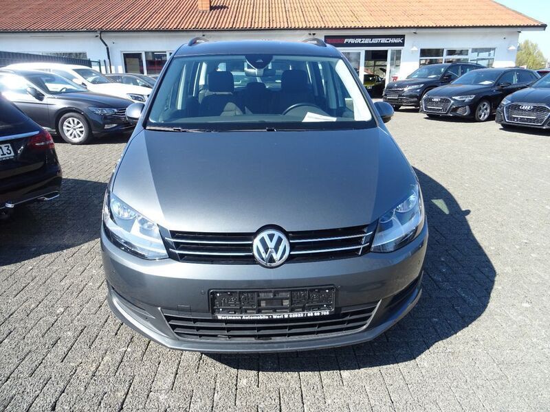Grau Gebraucht 2022 VW Sharan Comfortline Van / Kleinbus | 23.990 € (Superpreis) - Bild 1/4