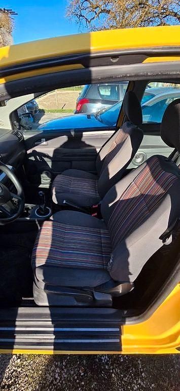 Second-hand VW Fox 75 CP (55 kW) 2005 Galben Hatchback