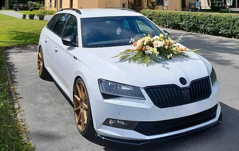 Weiß Gebraucht 2018 Skoda Superb SportLine Kombi | 24.500 € (Fairer Preis) - Bild 1/4