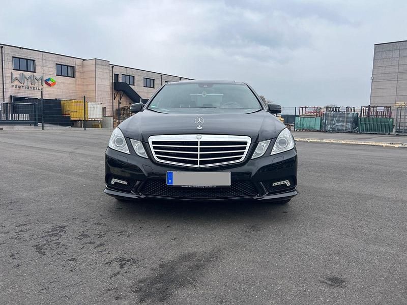 Schwarz Gebraucht 2011 Mercedes E500 AMG Limousine | 22.999 € (Fairer Preis) - Bild 1/4
