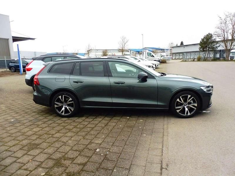Gebraucht Volvo V60 Plus 197 PS (144 kW) 2025 Forest lake / metallic Kombi
