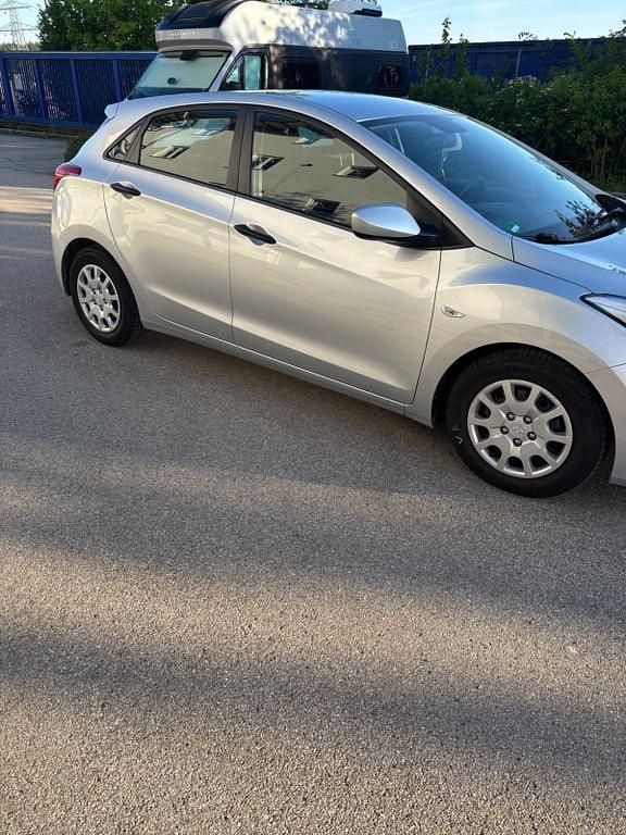 Gebraucht Hyundai i30 Trend 99 PS (72 kW) 2013 Silber Limousine