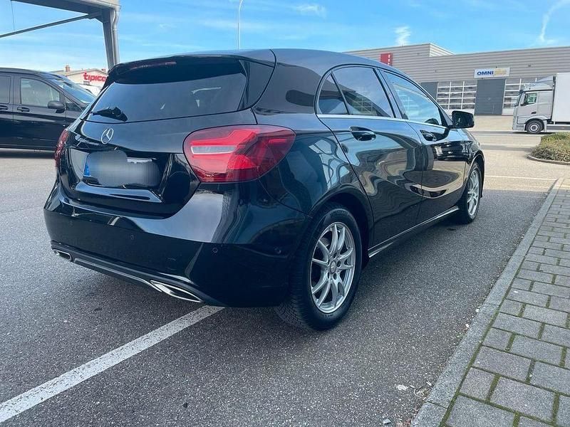 Gebraucht Mercedes A180 109 PS (80 kW) 2017 Schwarz Limousine