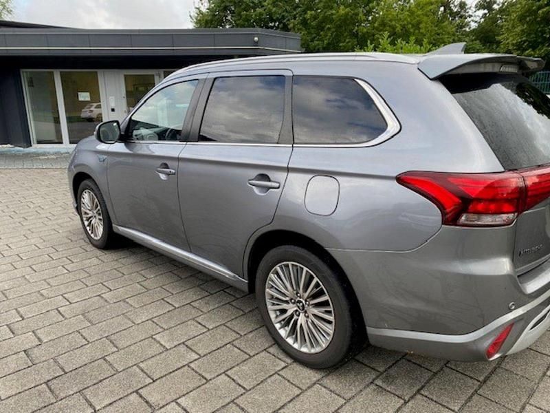 Grau Gebraucht 2019 Mitsubishi Outlander P-HEV Top SUV | 13.000 € (Superpreis) - Bild 1/4