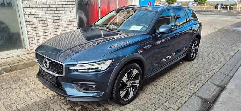 Blau Gebraucht 2022 Volvo V60 CC Pro Kombi | 28.950 € (Guter Preis) - Bild 1/4