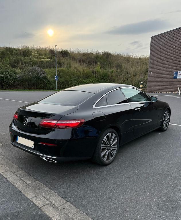 Schwarz Gebraucht 2018 Mercedes E200 Coupé | 27.600 € (Guter Preis) - Bild 1/4
