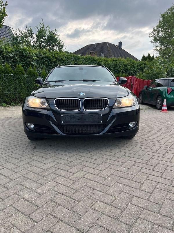 Schwarz Gebraucht 2012 BMW 320 Sport Line Kombi | 8.000 € (Superpreis) - Bild 1/4