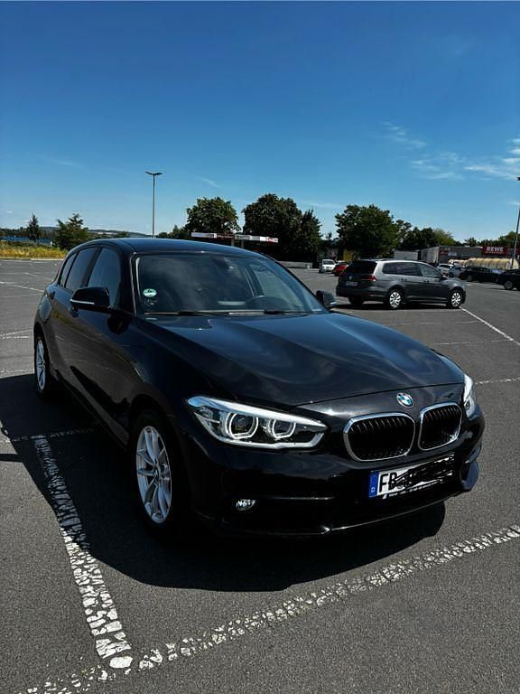 Schwarz Gebraucht 2016 BMW 118 Sport Line Kleinwagen | 12.700 € (Fairer Preis) - Bild 1/4