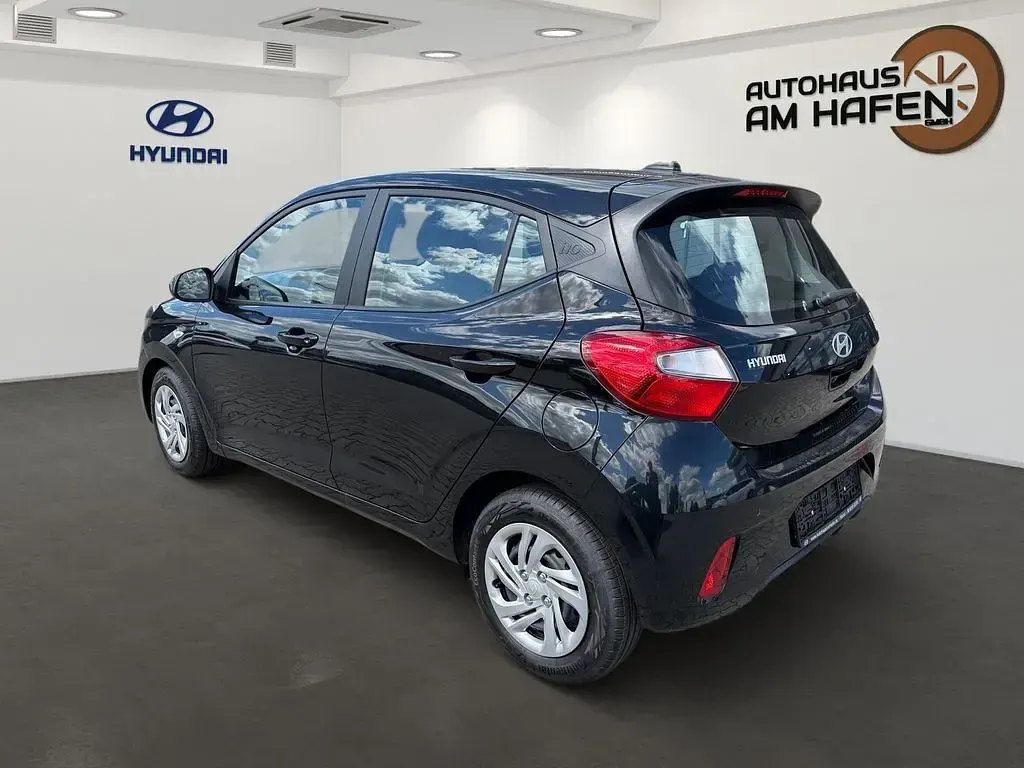 Gebraucht Hyundai i10 Select 63 PS (46 kW) 2024 Phantom black / met Kleinwagen