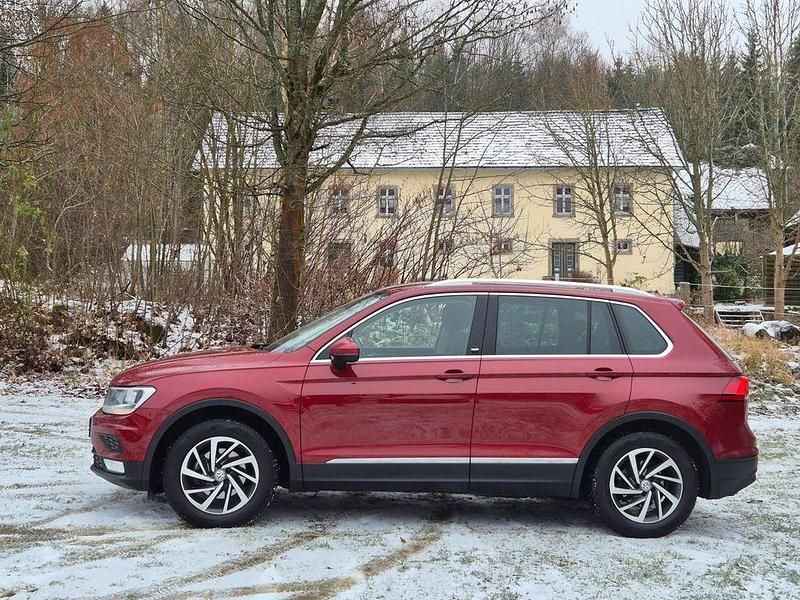 Rot Gebraucht 2017 VW Tiguan Sound SUV | 14.689 € (Etwas zu teuer) - Bild 1/4