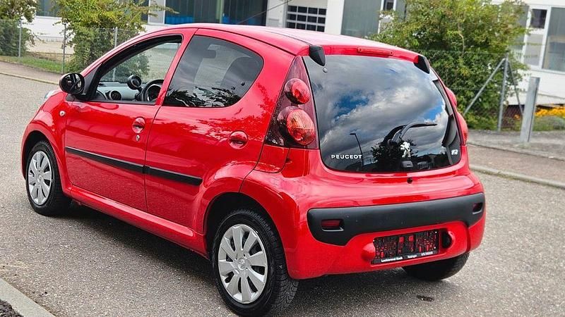 Gebraucht Peugeot 107 Active 68 PS (50 kW) 2013 Rot Kleinwagen