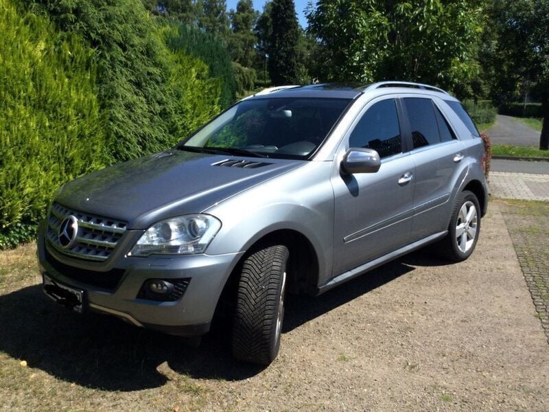Silber Gebraucht 2010 Mercedes ML350 SUV | 13.700 € (Etwas zu teuer) - Bild 1/4