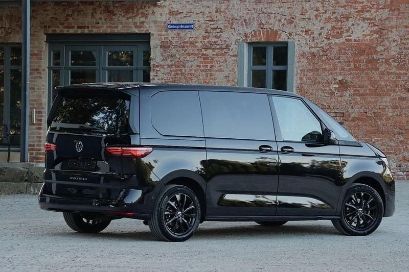 Schwarz Gebraucht 2023 VW Multivan Life Van / Kleinbus | 44.450 € (Guter Preis) - Bild 1/4