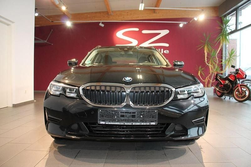 Gebraucht BMW 320e Advantage 163 PS (119 kW) 2021 Schwarz Kombi